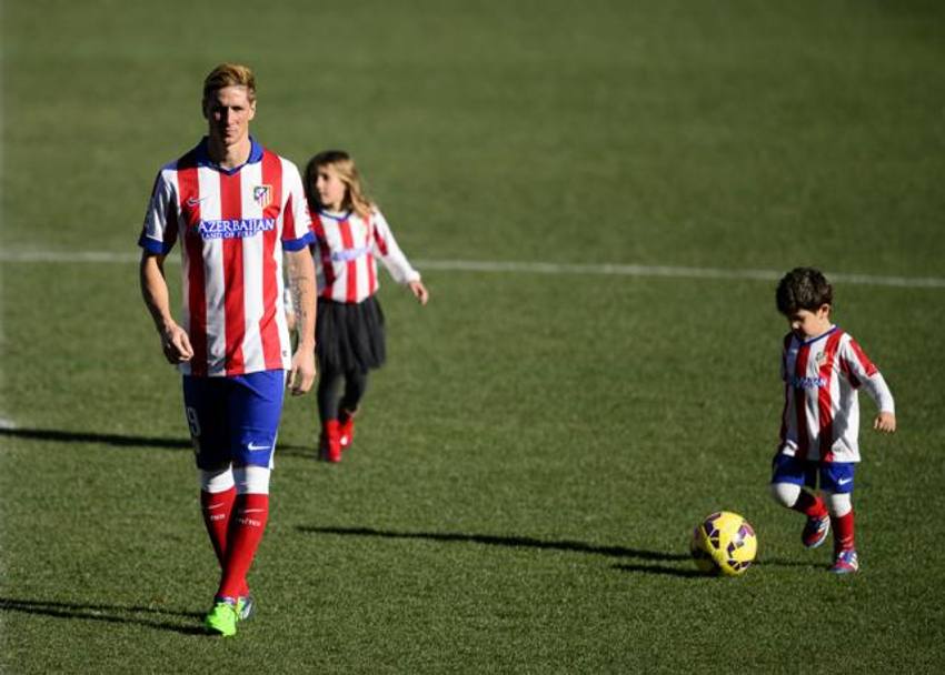 Torres, arrivato dal Milan, palleggia in campo con i figli. Afp